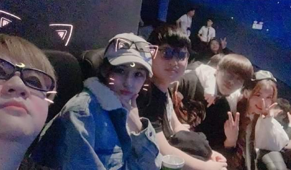 《LOL》Uzi与五五开携女友看电影