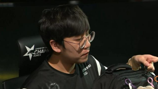 《LOL》GRF迎来首败 对阵GEN惨遭吊打