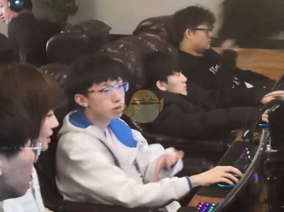 《LOL》iG战队网吧录制鲁豫有约节目